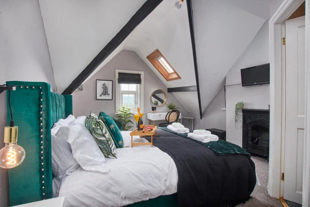 Large 7 Bed House - Sea Views - Parking - Pets - Hottub Accommodation image 1 Large 7 Bed House - Sea Views - Parking - Pets - Hottub image one