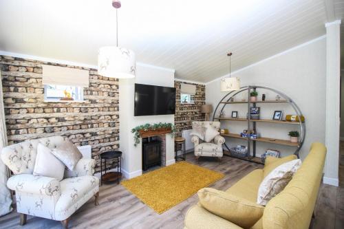 Hollicarrs - Kingfisher Lodge Accommodation image 3 Hollicarrs - Kingfisher Lodge image three