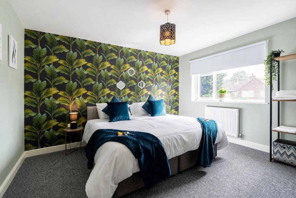 BEAUTIFUL Contractor and Family House - M18 & A1 - Private Parking & Big Garden by ComfyWorkers image one