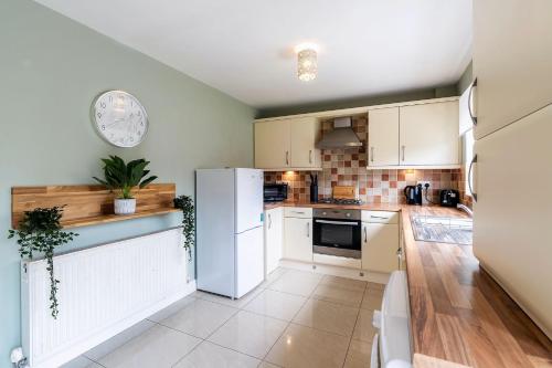 BEAUTIFUL Contractor and Family House - M18 & A1 - Private Parking & Big Garden by ComfyWorkers image three