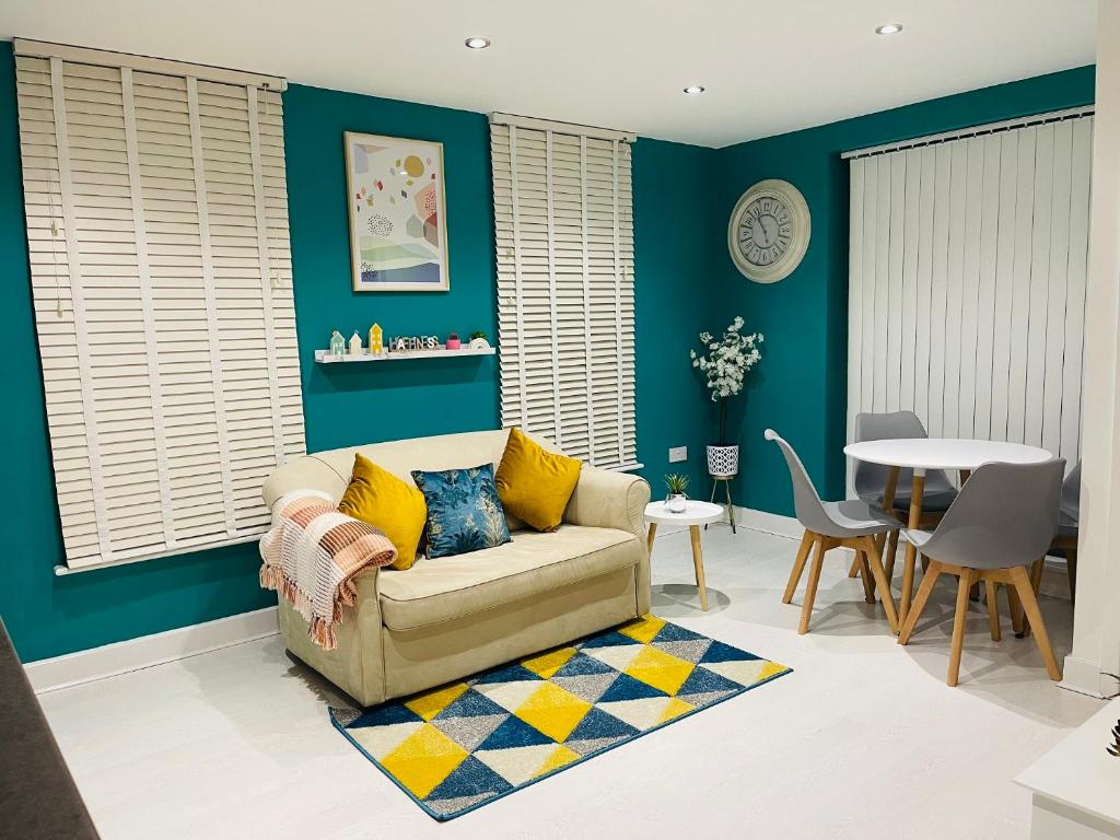 Cheerful 2-bed townhouse in Wakefield with parking Accommodation image 1 Cheerful 2-bed townhouse in Wakefield with parking image one