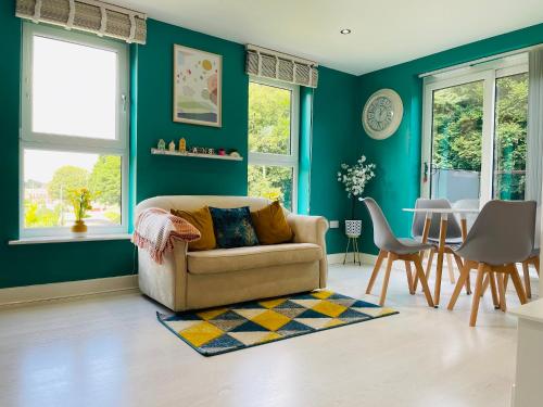 Cheerful 2-bed townhouse in Wakefield with parking Accommodation image 3 Cheerful 2-bed townhouse in Wakefield with parking image three