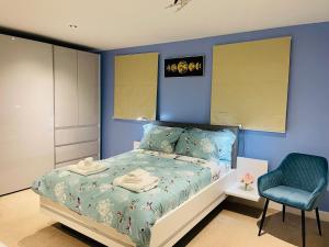 Cheerful 2-bed townhouse in Wakefield with parking Accommodation image 2 Cheerful 2-bed townhouse in Wakefield with parking image two