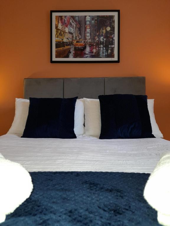 Ideal Apartment - Sleeps 6 - Parking Accommodation image 1 Ideal Apartment - Sleeps 6 - Parking image one