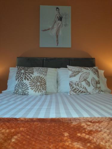 Ideal Apartment - Sleeps 6 - Parking Accommodation image 3 Ideal Apartment - Sleeps 6 - Parking image three