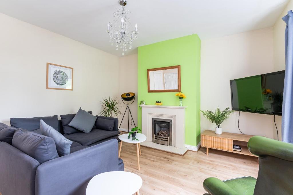 Pass the Keys 2 Bed with Garden Parking and York Minster views image one