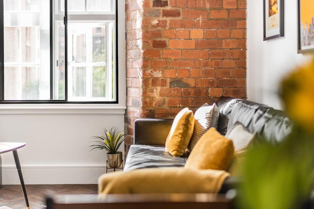 Chic one bed apartment- City Living in converted Cocoa Warehouse York PARKING image one