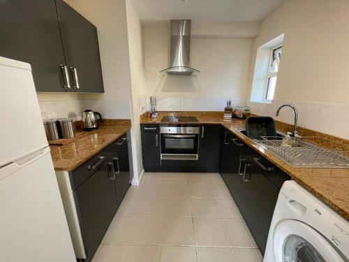 Modern 4BR Apartment in Great Location image three