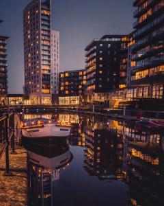 Picture of Deluxe City Centre Apt Balcony View Free Parking