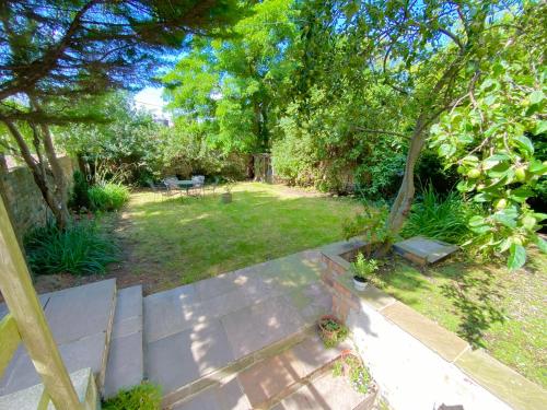 South cliff Apartment with Garden image three