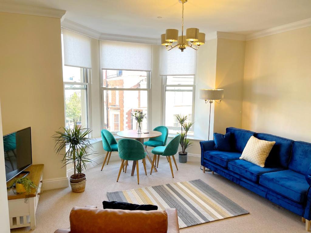 Stylish apartment with free parking, lift & views Accommodation image 1 Stylish apartment with free parking, lift & views image one