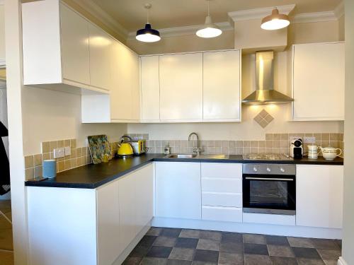 Stylish apartment with free parking, lift & views Accommodation image 3 Stylish apartment with free parking, lift & views image three