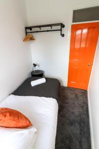 Beautiful 3 Bedroom house - Sleeps 5 Free parking Accommodation image 2 Beautiful 3 Bedroom house - Sleeps 5 Free parking image two