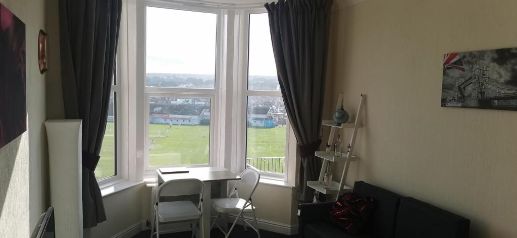 Cricketers View Too - Flat 6 image one