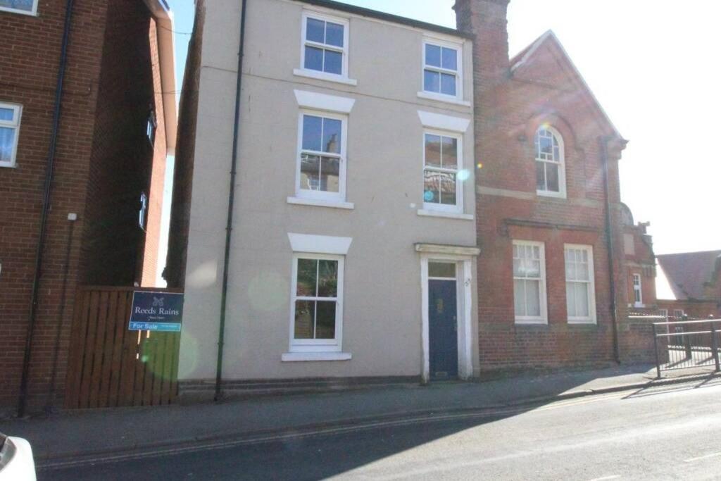200 year old large townhouse with sea views Accommodation image 1 200 year old large townhouse with sea views image one