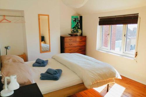 200 year old large townhouse with sea views Accommodation image 3 200 year old large townhouse with sea views image three