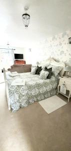 THE GARDEN SUITE Private Suite with Jacuzzi image one