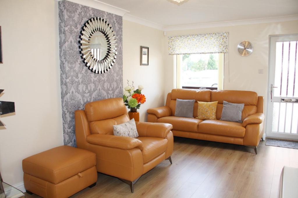 City Centre Town House with Riverside Views and Free Parking 1BAK Accommodation image 1 City Centre Town House with Riverside Views and Free Parking 1BAK image one