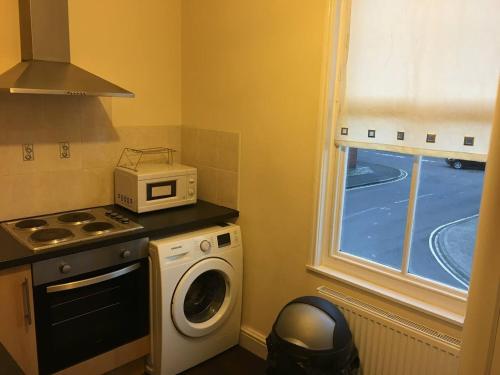 Impeccable 3-Bed Apartment in Stockton-on-Tees image two