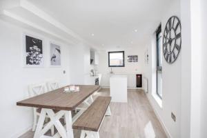 2 Bedroom Penthouse - large balcony - Minster view Accommodation image 2 2 Bedroom Penthouse - large balcony - Minster view image two