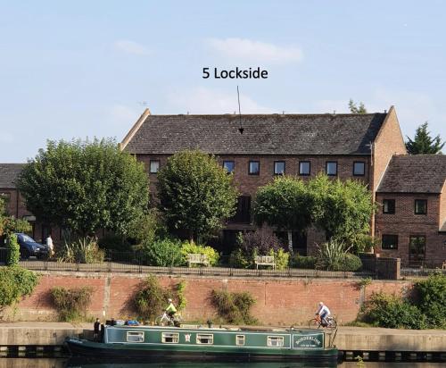 5 Lockside *Free private parking* *City centre* Accommodation image 2 5 Lockside *Free private parking* *City centre* image two
