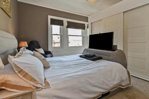 Luxury Apartment Victoria image three