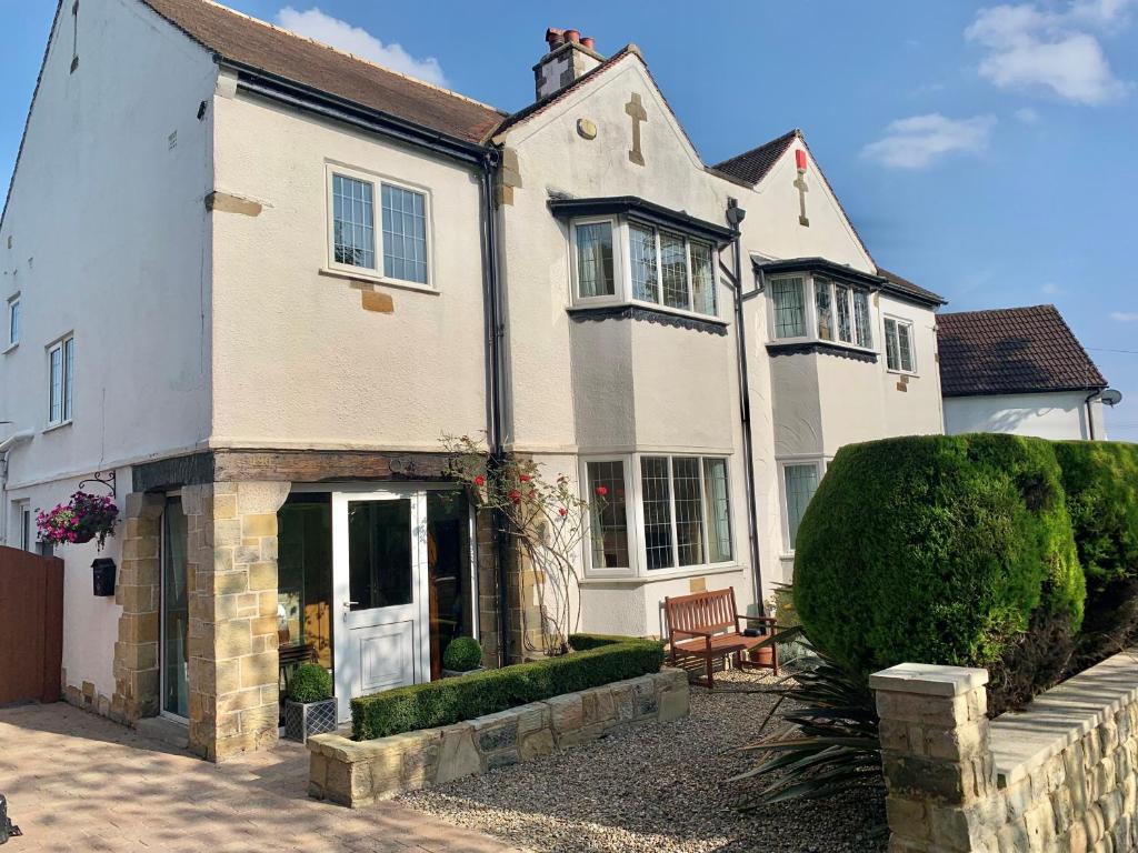 Luxury Cosy Cottage - in the Golden Triangle LEEDS image one