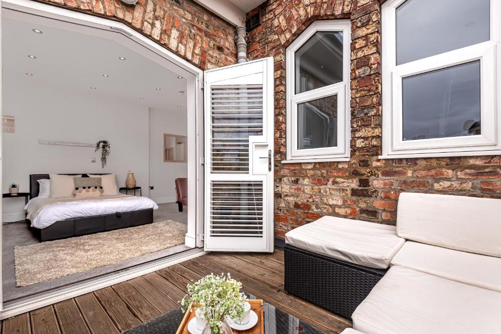 Cosy Studio Apartment with Balcony Accommodation image 1 Cosy Studio Apartment with Balcony image one