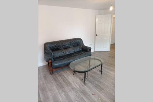 Spacious one bedroom family apartment -non smoker image two