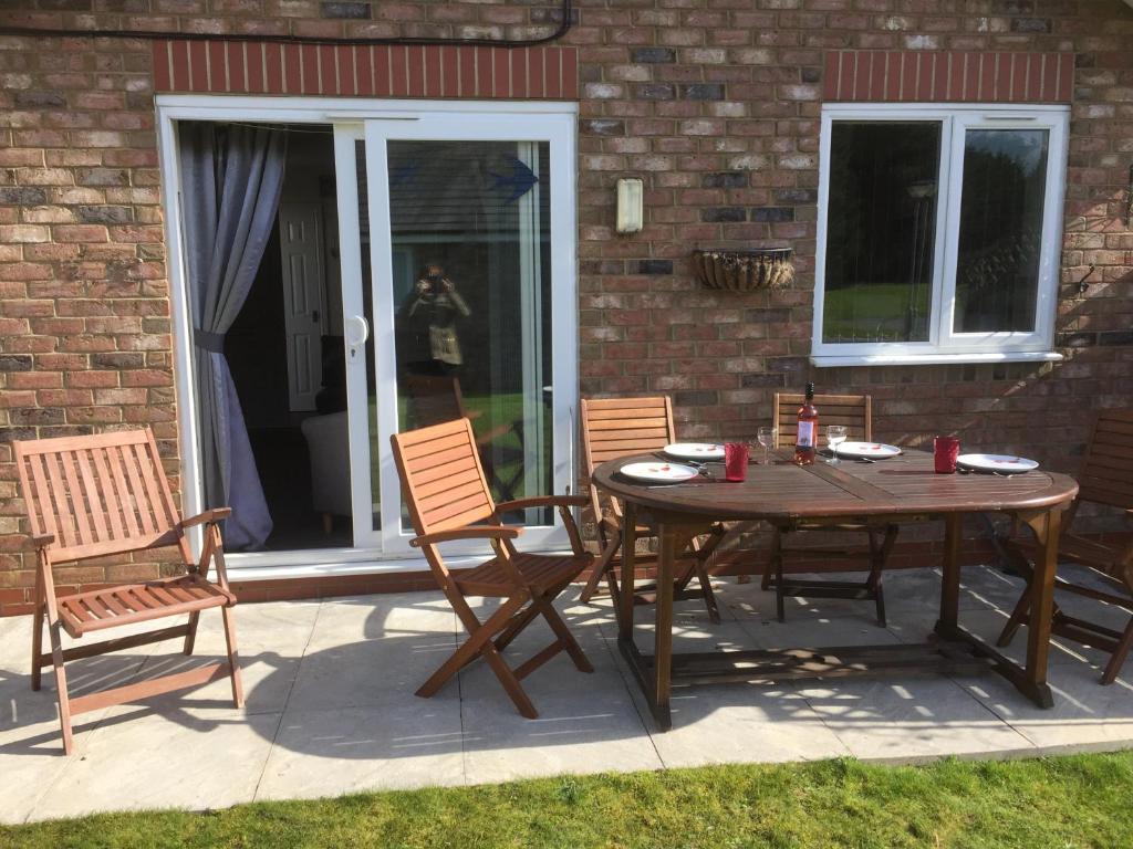 Detached 2 bed bungalow sleeps 4 near Bridlington Accommodation image 1 Detached 2 bed bungalow sleeps 4 near Bridlington image one