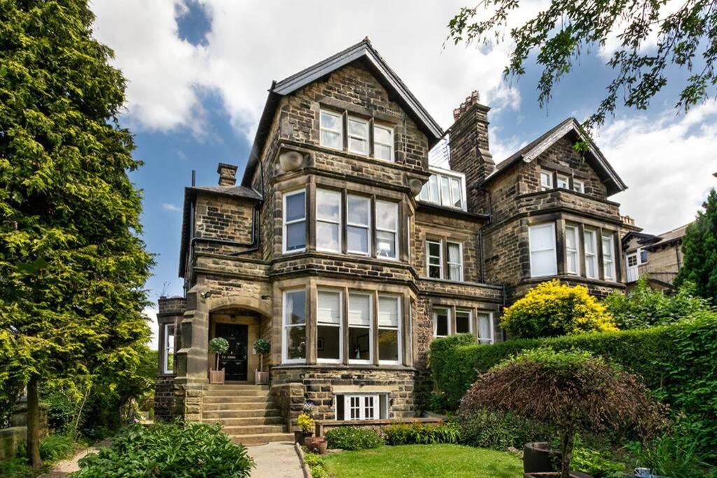 Central Harrogate townhouse apartment with parking Accommodation image 1 Central Harrogate townhouse apartment with parking image one