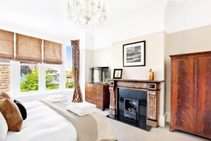 Central Harrogate townhouse apartment with parking Accommodation image 2 Central Harrogate townhouse apartment with parking image two
