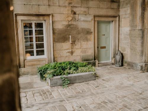 Beautiful Grade II Listed Gatehouse in Great Location image three