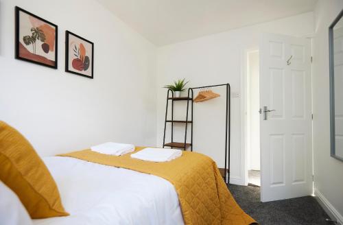 Links to M62 - 3 bedroom property Accommodation image 2 Links to M62 - 3 bedroom property image two