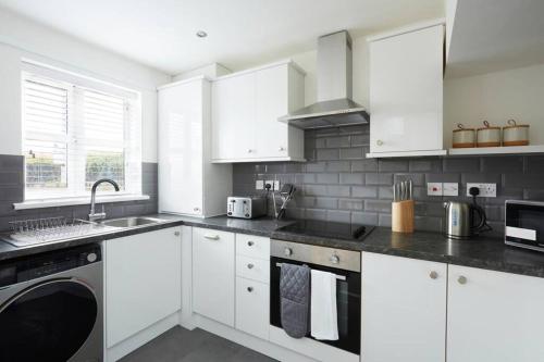 Halifax Gorgeous New Home - 3 bedrooms Accommodation image 3 Image name 321176664 the 1 image from the post Halifax Gorgeous New Home - 3 bedrooms in Yorkshire.com.