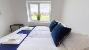 Flexley House 4 Dbl Beds Workstays UK image two