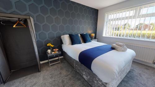 Flexley House 4 Dbl Beds Workstays UK image three