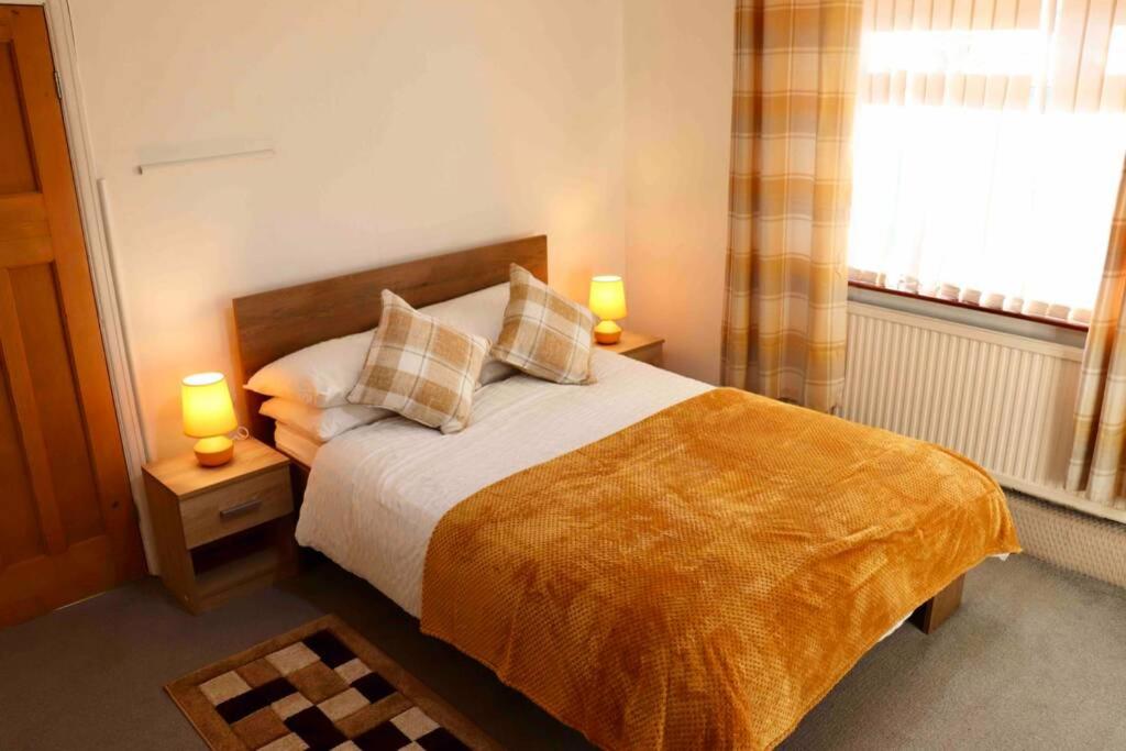 Cheerful 2 bedroom residential home - Free parking Accommodation image 1 Cheerful 2 bedroom residential home - Free parking image one