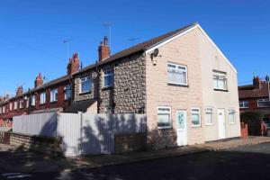 Cheerful 2 bedroom residential home - Free parking Accommodation image 2 Cheerful 2 bedroom residential home - Free parking image two