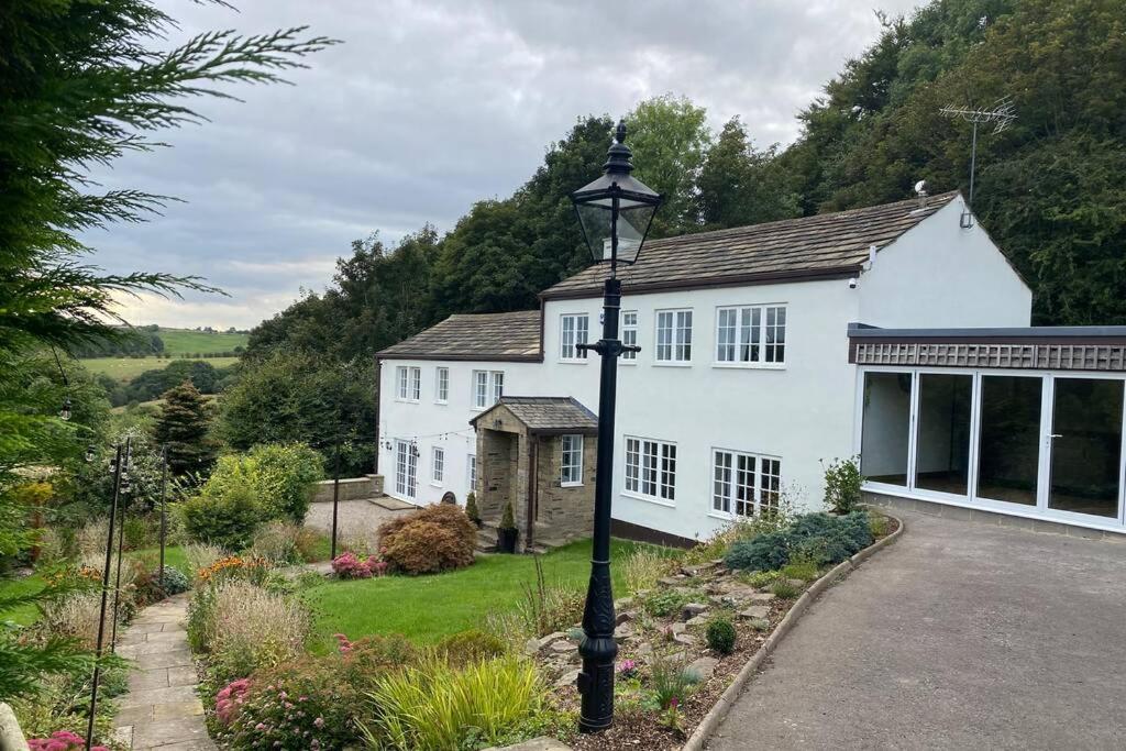 Coach House, 5.8 Acres with hot Tub and Lake image one