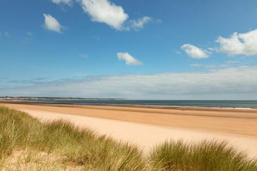 SEA VIEW, Three bed beachfront balcony apartment, Bridlington, North Yorkshire Accommodation image 2 SEA VIEW, Three bed beachfront balcony apartment, Bridlington, North Yorkshire image two