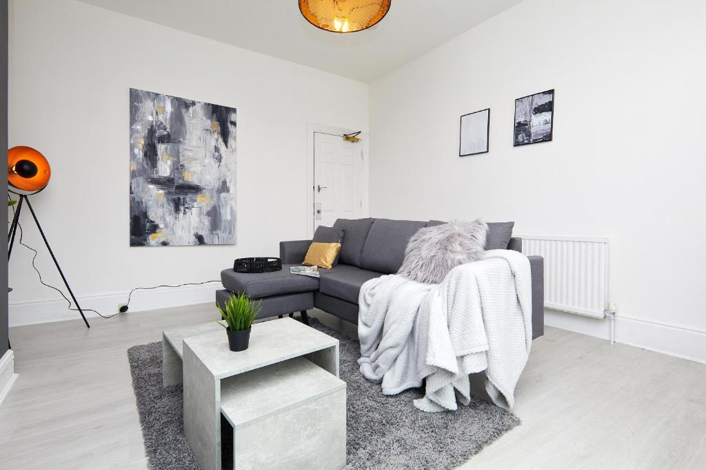 Your Sheffield Stays - Spacious 5 Bedroom House Accommodation image 1 Your Sheffield Stays - Spacious 5 Bedroom House image one