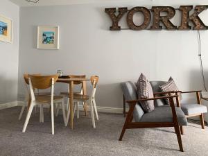 The Hampden - Free Parking - Central York Holiday House Home Accommodation image 2 The Hampden - Free Parking - Central York Holiday House Home image two