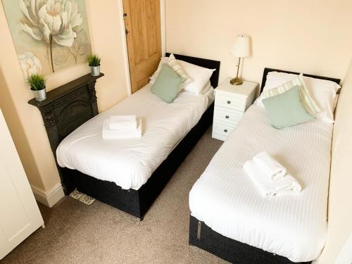 Riverside Lodge - Free Parking - Victorian House - Holiday Home image three