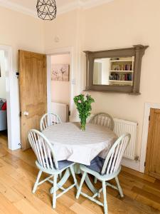 Riverside Lodge - Free Parking - Victorian House - Holiday Home image two