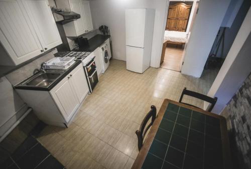 Beautiful 1-Bed Basement flat in Leeds Accommodation image 3 Beautiful 1-Bed Basement flat in Leeds image three