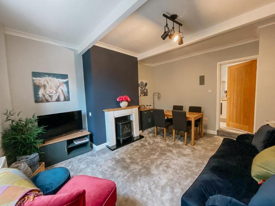 LITTLE RED HOLIDAY HOME, Luxurious 2 Bed Accommodation Close To Halifax within West Yorkshire, local access to the Peak District Accommodation image 1 LITTLE RED HOLIDAY HOME, Luxurious 2 Bed Accommodation Close To Halifax within West Yorkshire, local access to the Peak District image one
