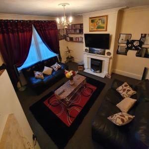 Picture of ** Lovely & Cosy well equipped 3 bedroom house perfect for Work/Leisure + free parking & WiFi **
