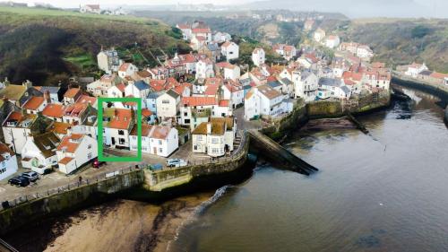 LetAway - Captain Cook's Cottage, Staithes image three