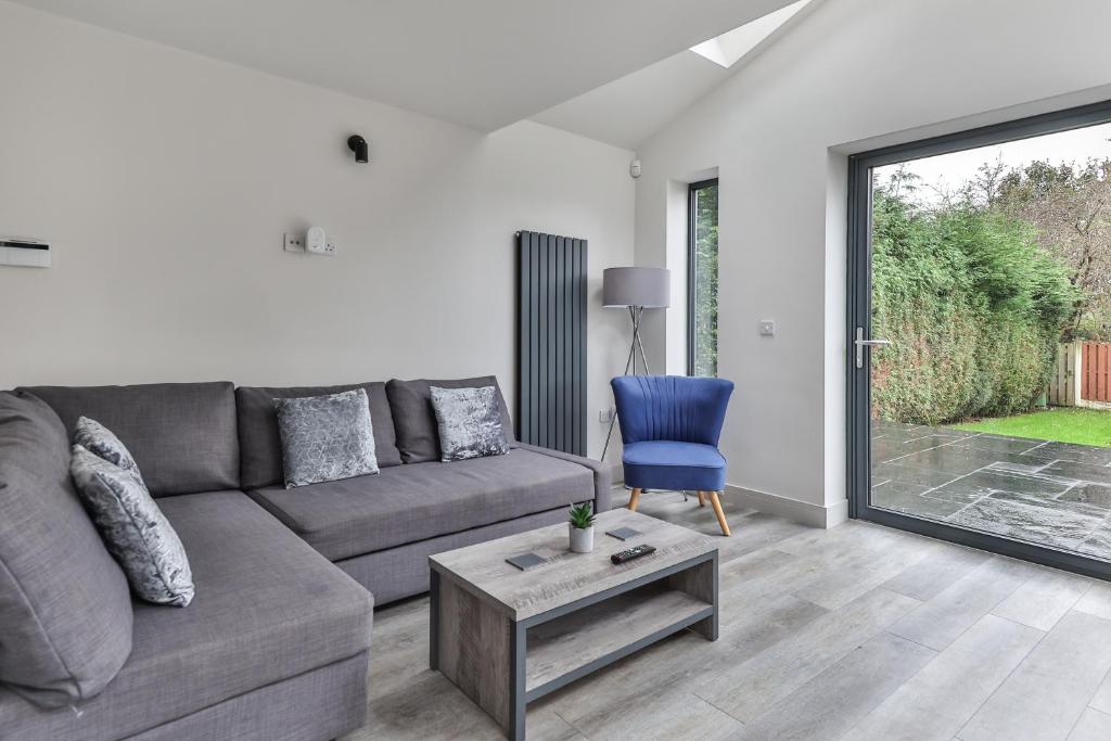 Large, Modern Apartment with En-suites, Wifi, Parking Accommodation image 1 Large, Modern Apartment with En-suites, Wifi, Parking image one